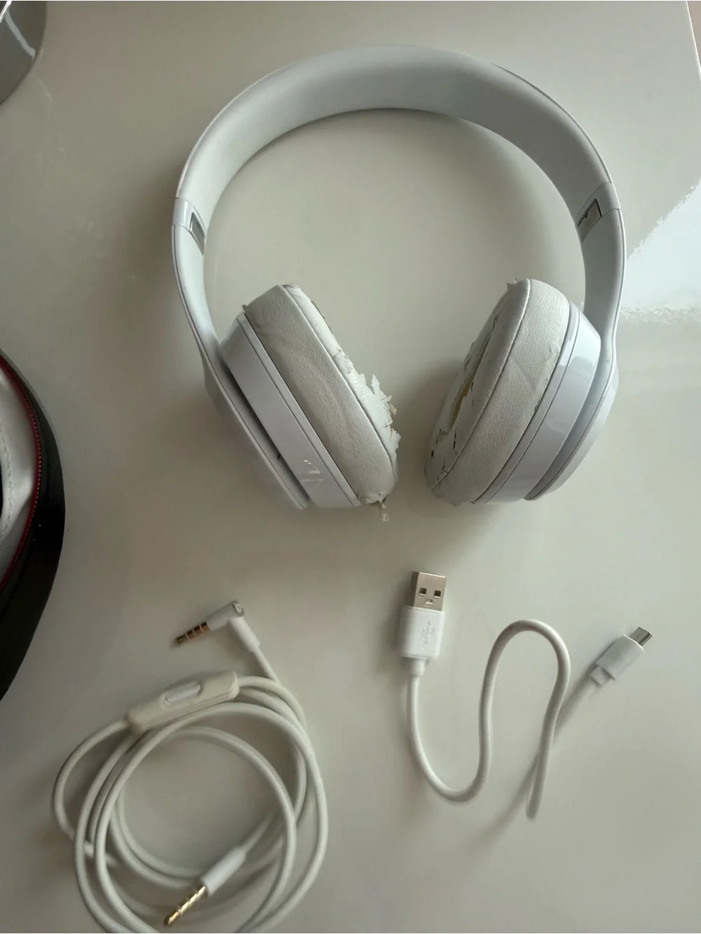 Beats Solo3 Wireless White Bluetooth Headphones- Cracked Pads USED